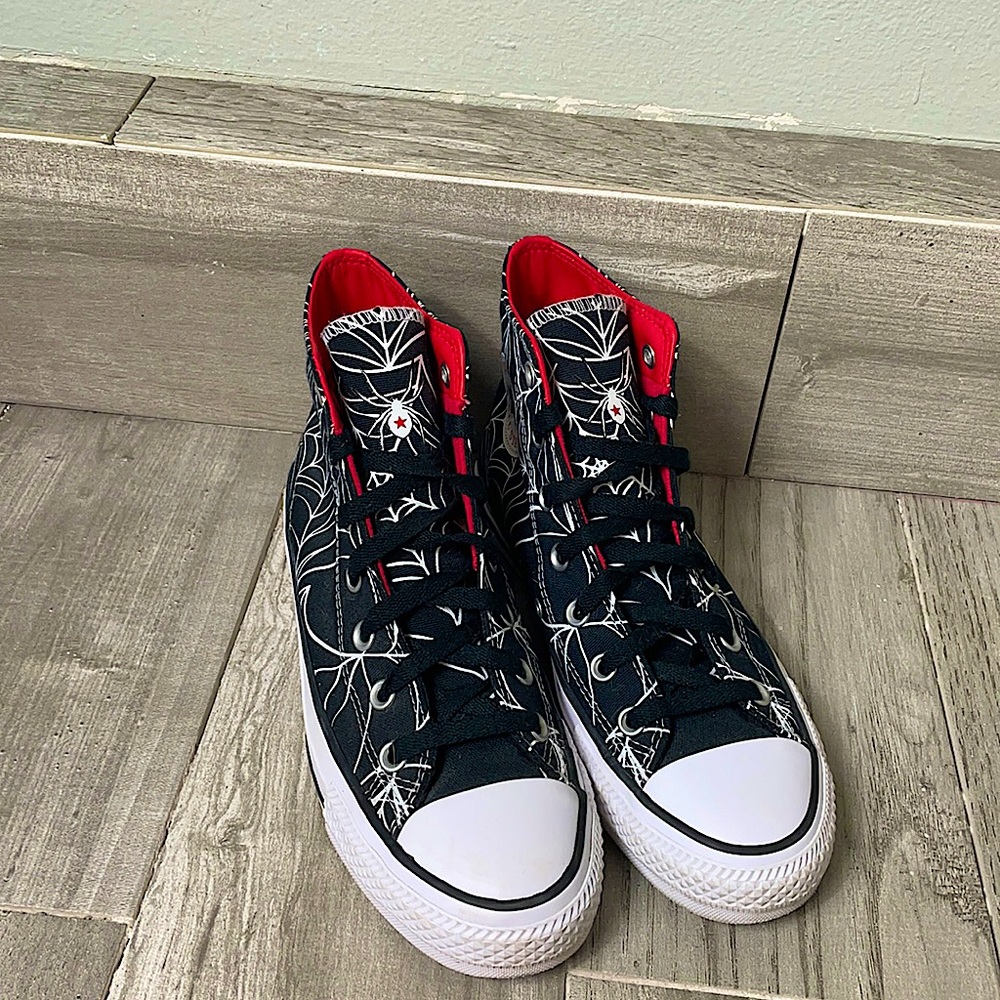 Converse spider web women’s shoes. Never worn good condition